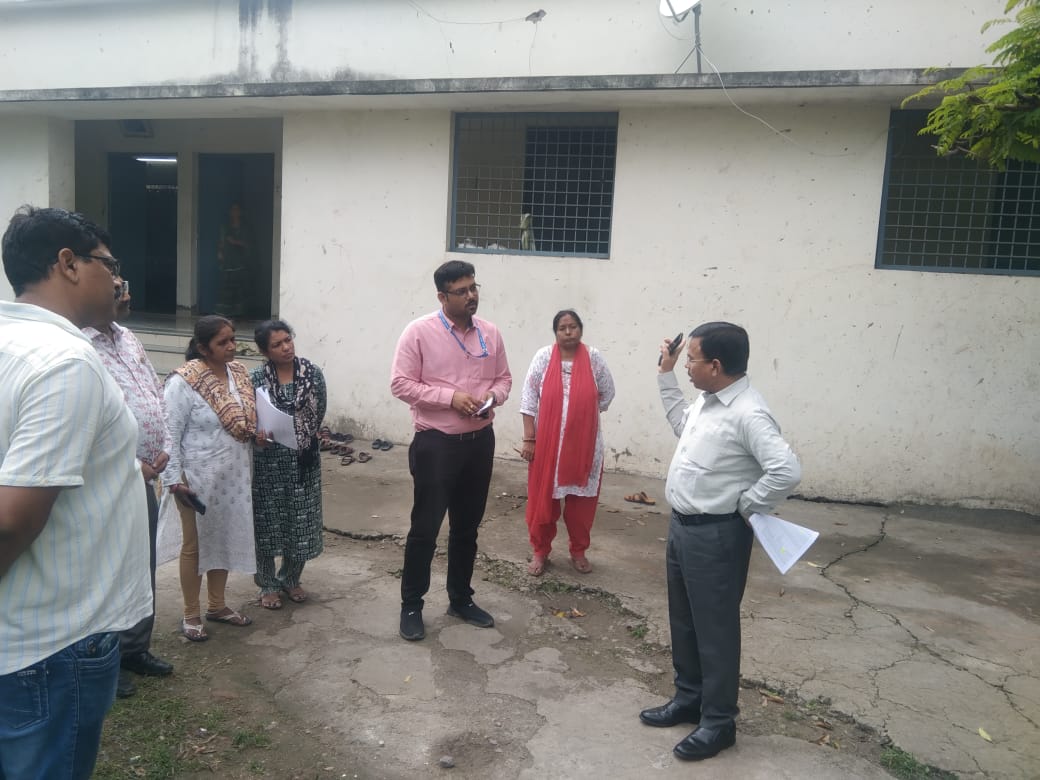 संभागायुक्त ने इंदौर जिले के ग्रामीण क्षेत्रों में मतदान केन्द्रों-आंगनबाड़ियों और छात्रावास का किया निरीक्षण