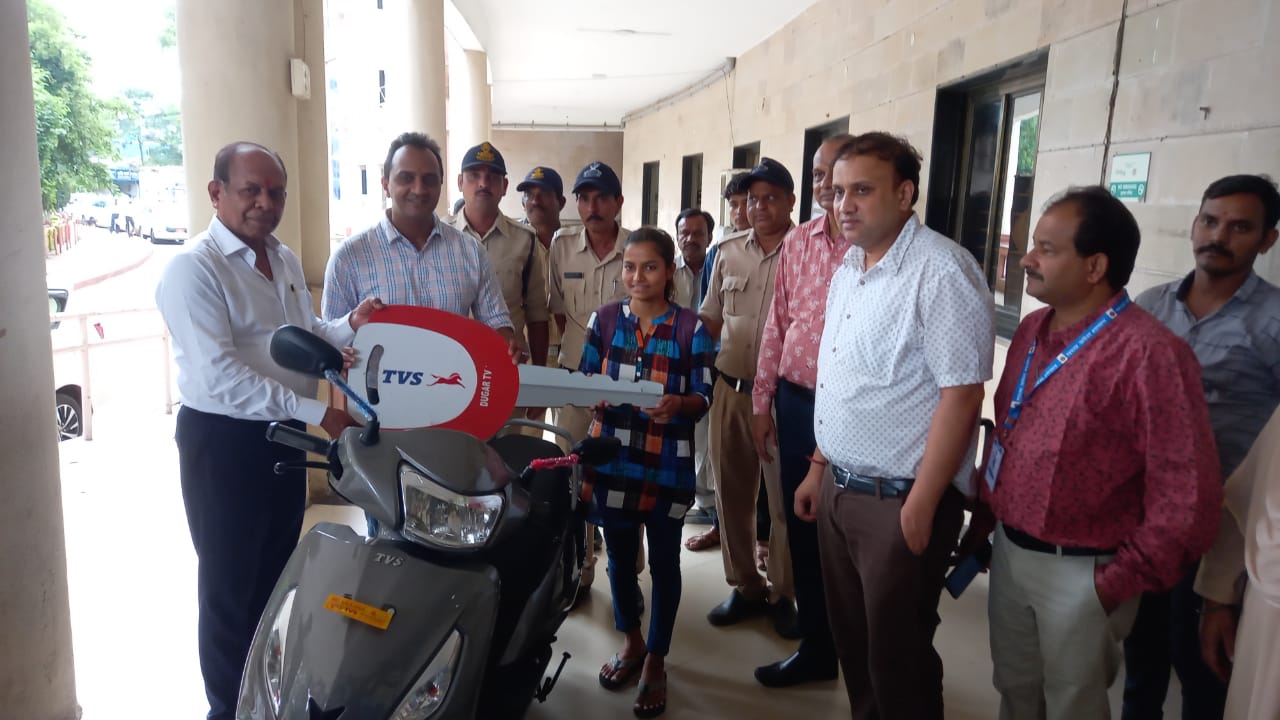 इंदौर कलेक्टर की एक ओर सराहनीय पहल, सिविल जज की तैयार कर रही बालिका को दी स्कूटी