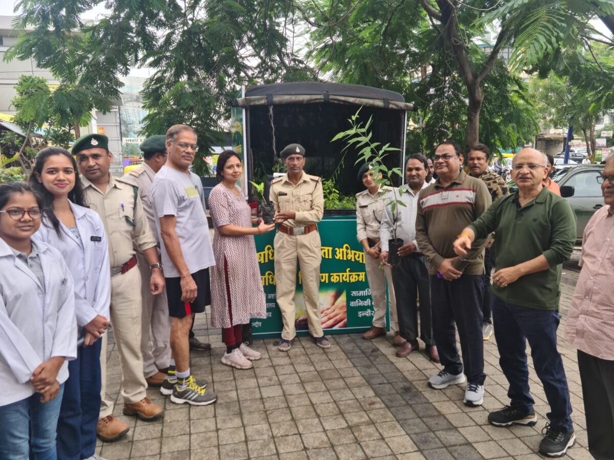 जनमानस में औषधि पौधों के प्रति जागरूकता अभियान रूफटॉप ग्रीनिंग के साथ