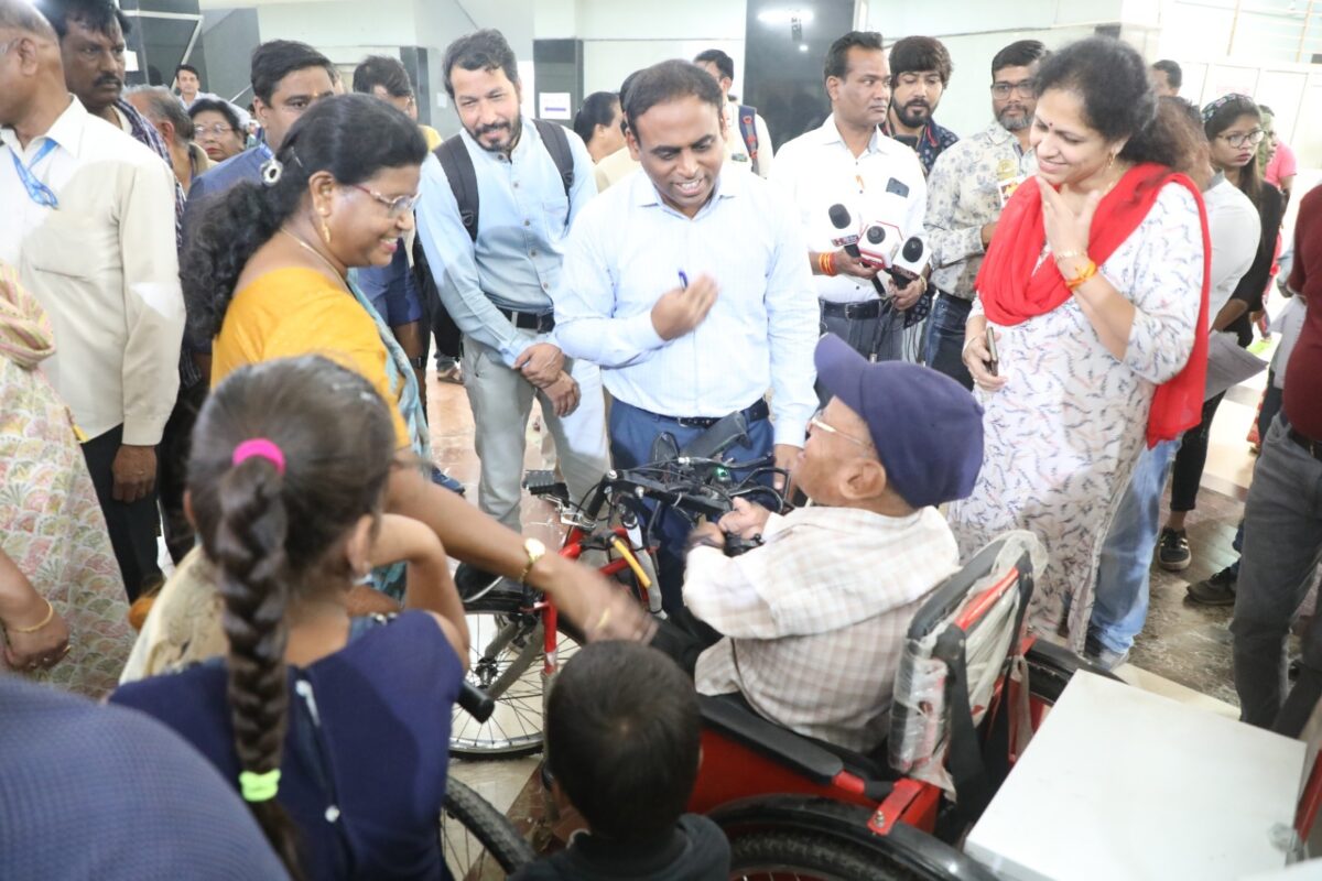 कलेक्टर की दिव्यांगों के प्रति संवेदनशील पहल, किसी को स्कूटी, किसी को बेट्री युक्त ट्रायसिकल तो किसी को मिला आवास