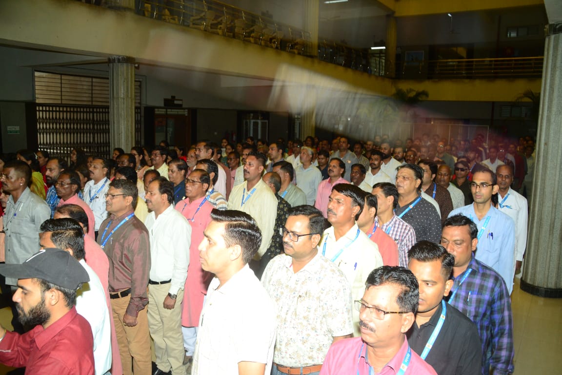 Indore: कलेक्टर डॉ. इलैया राज़ा टी ने संस्था की प्रस्तुति पर की एक लाख रुपये देने की घोषणा