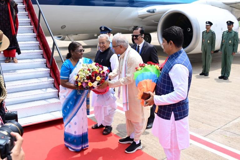 राष्ट्रपति द्रौपदी मुर्मू छत्तीसगढ़ दौरे पर, एयरपोर्ट पर गार्ड ऑफ ऑनर से किया गया सम्मानित, इन कार्यक्रम में होंगी शामिल