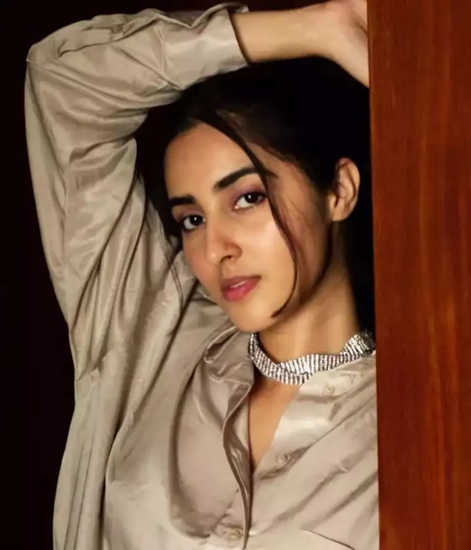 बॉलीवुड की अभिनेत्रियों से काफी ज्यादा खूबसूरत है सनी देओल की बहु, हॉटनेस देख हो जाओगे फ़िदा
