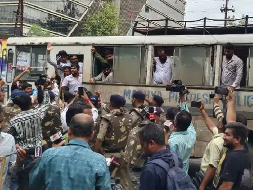 Breaking News : देवी अहिल्या विश्वविद्यालय में छात्र संगठन ने किया प्रदर्शन, पुलिस ने किया लाठीचार्ज, प्रदर्शनकारियों को किया गिरफ्तार!