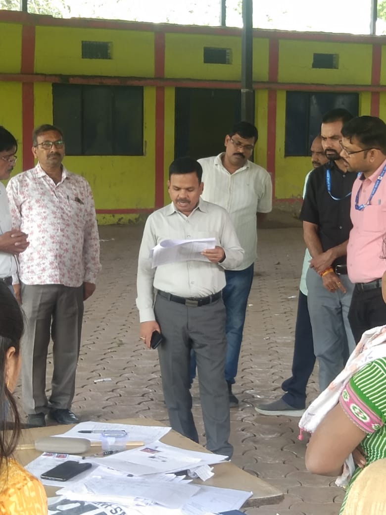 संभागायुक्त ने इंदौर जिले के ग्रामीण क्षेत्रों में मतदान केन्द्रों-आंगनबाड़ियों और छात्रावास का किया निरीक्षण