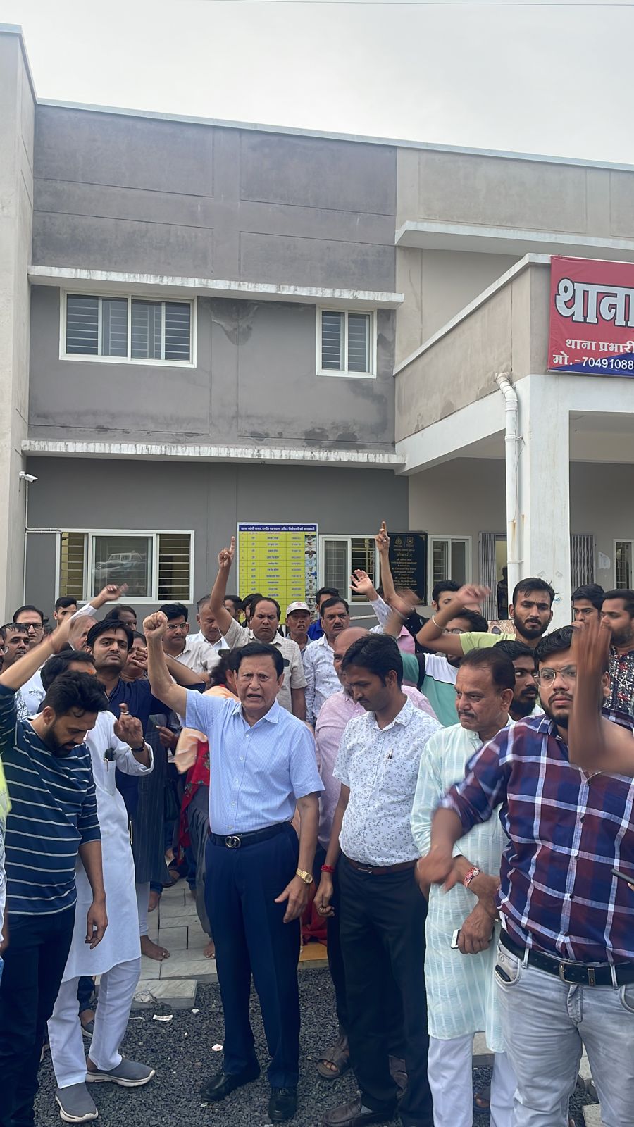 गोमटगिरी पर गलत निर्माण का आरोप, जैन समाज ने थाने पर दिया धरना