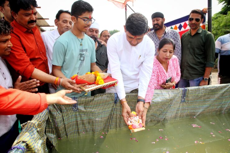 हायड्रोलिक प्लेटफार्म में प्रतिमाऐं रखकर कल सुबह किया जाएगा बप्पा का विजर्सन