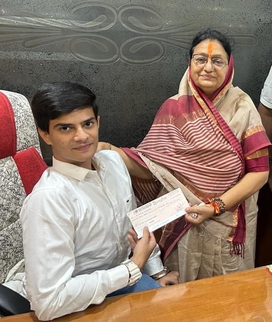 भाजपा के दिवंगत नेता उमेश शर्मा की पुण्यतिथि पर परिवार को गौड़ ने सौपा 2 लाख ,51 हजार का चैक