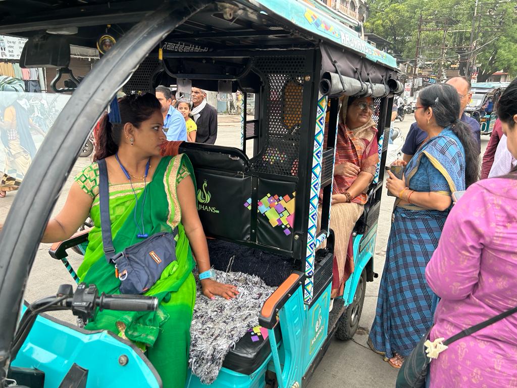 इंदौर में No Car Day : साइकिल और ई रिक्शा से दफ्तर पहुंचे प्रशासनिक अधिकारी