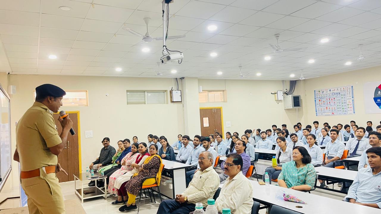 Acropolis Institute of Technology and Research के स्टूडेंट्स ने सीखे साइबर अपराधों से बचने के तरीके