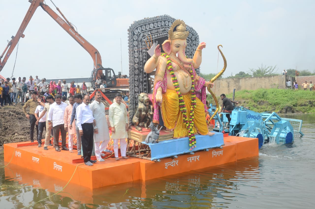 महापौर द्वारा विधि विधान से पूजन कर किया गया श्रीगणेश प्रतिमा का विसर्जन