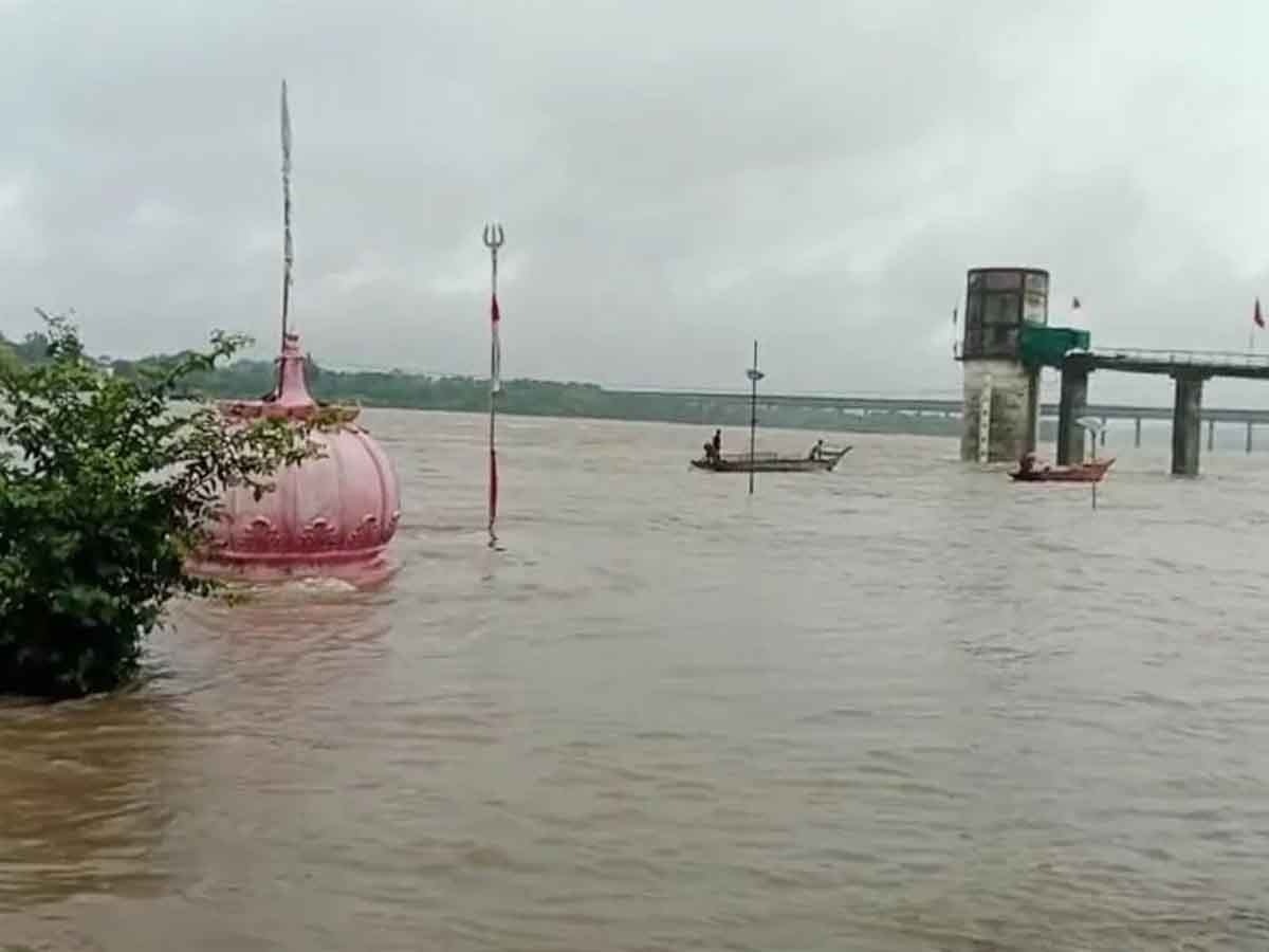 MP News: ओंकारेश्वर में बाढ़ में बहा लोगों का आशियाना, पीड़ितों ने लगाए CM शिवराज पर ये आरोप