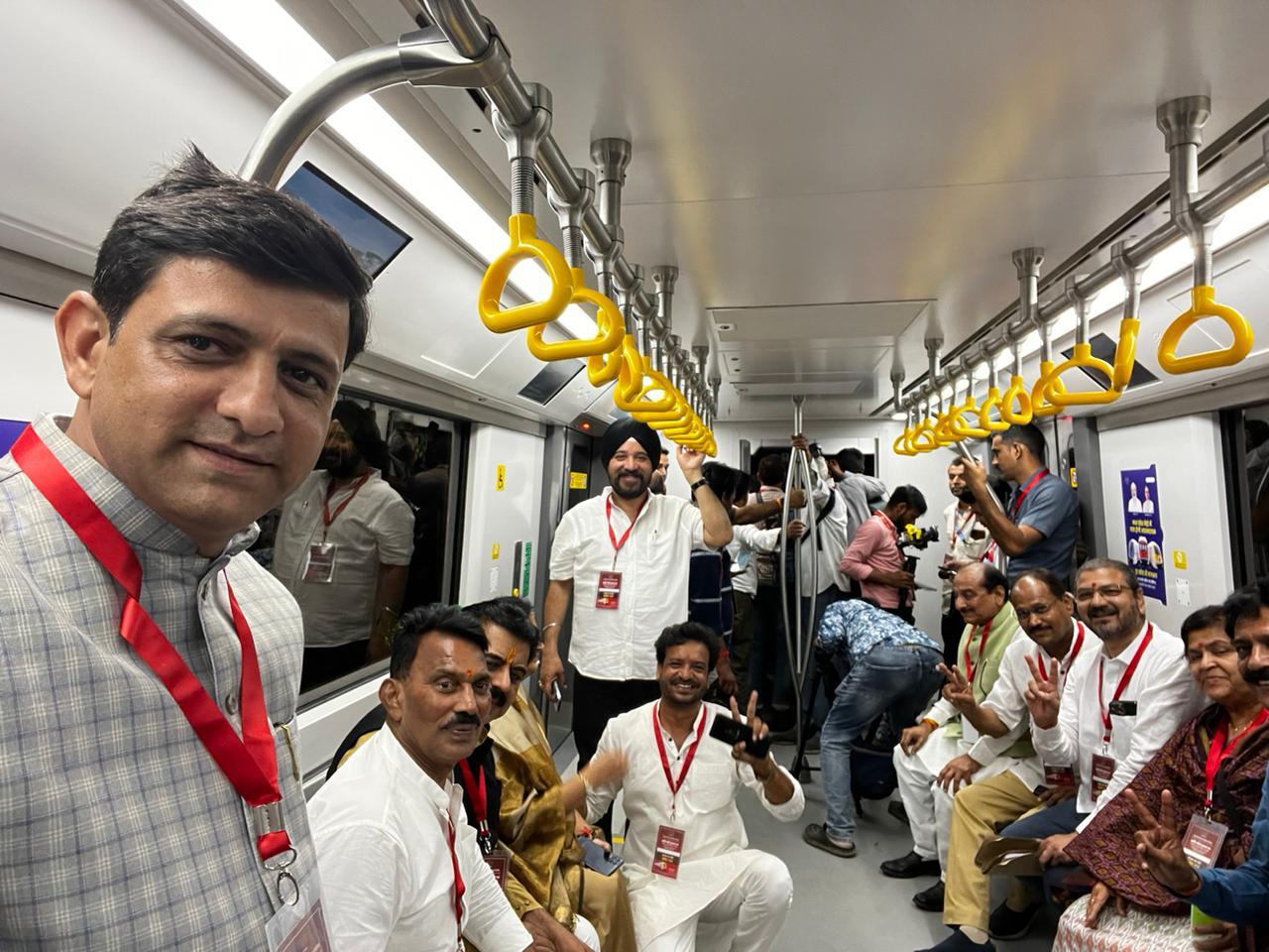टेंपो से मेट्रो तक पहुंचा इंदौर, पहले सफर के हमसफर बने CM शिवराज