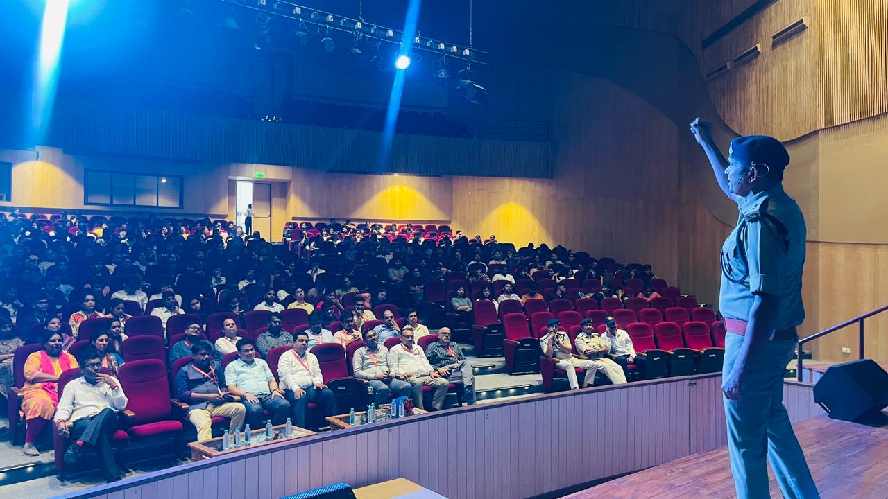 एडिशनल DCP क्राइम ने स्टूडेंट्स को दी साइबर अपराधों से बचने की टिप्स
