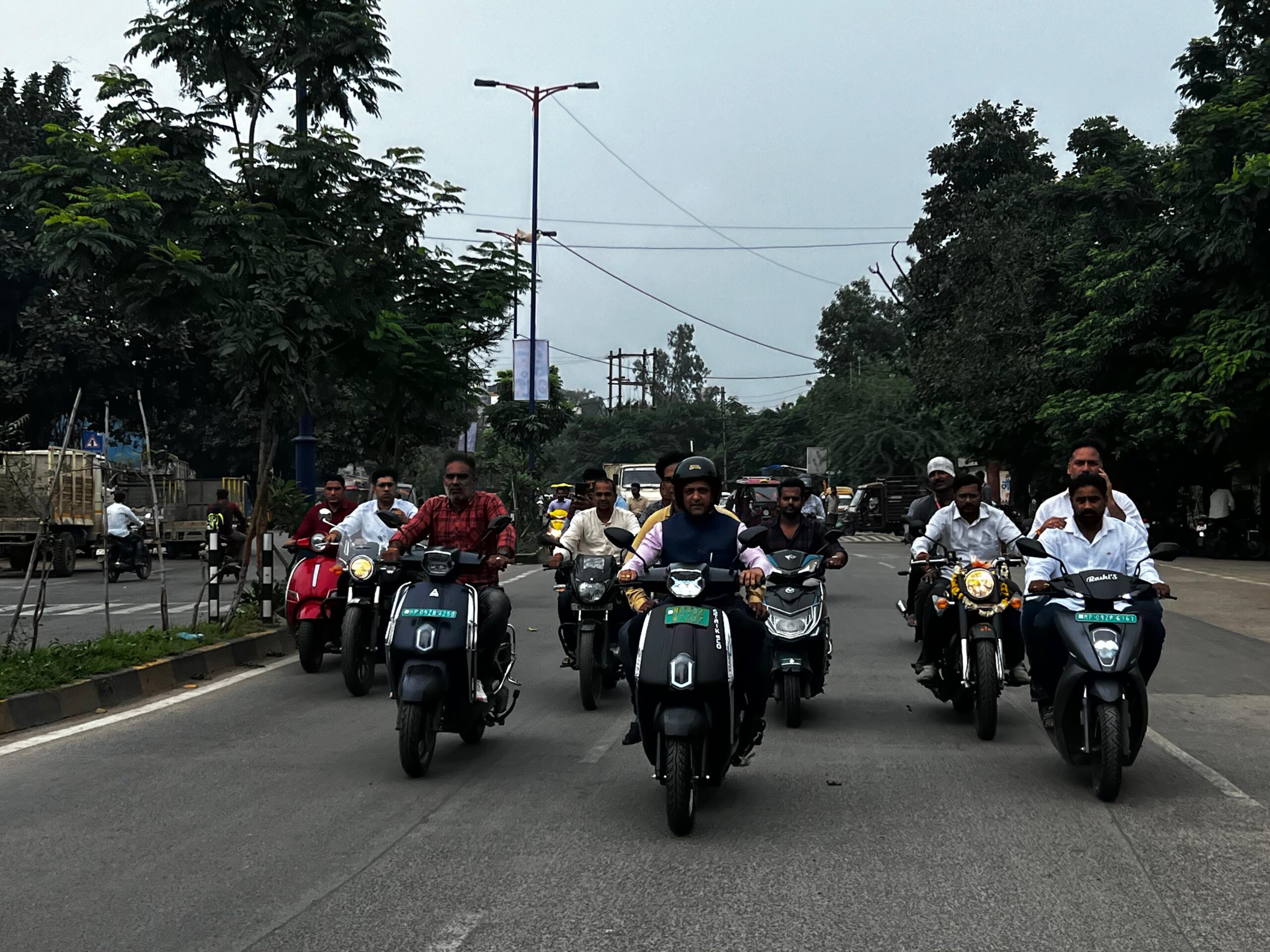 इंदौर में No Car Day : साइकिल और ई रिक्शा से दफ्तर पहुंचे प्रशासनिक अधिकारी
