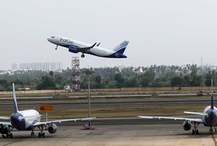 Indigo: उड़ती फ्लाइट में बेकाबू यात्री ने खोला इमरजेंसी गेट, केबिन क्रू के साथ की ये हरकत, गिरफ्तार
