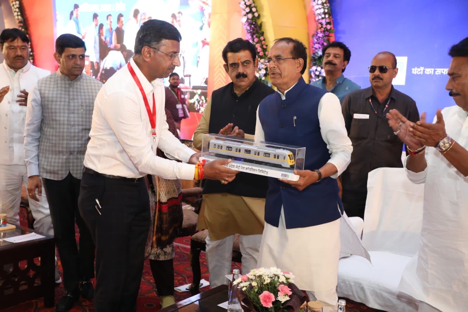 Indore Metro: इंदौर में CM शिवराज ने पूजन के बाद मेट्रो को दिखाई हरी झंडी