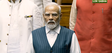 LIVE: नए संसद में शुरू हुई कार्यवाही, सांसदों की उपस्थिति से सजा नया संसद भवन, देखें तस्वीरें !