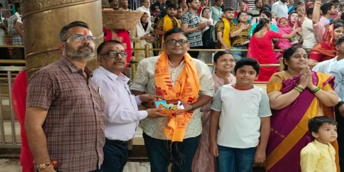 बाबा महाकाल को हैदराबाद के भक्त ने चढ़ाया 2 किलो 300 ग्राम का चांदी का मुकुट