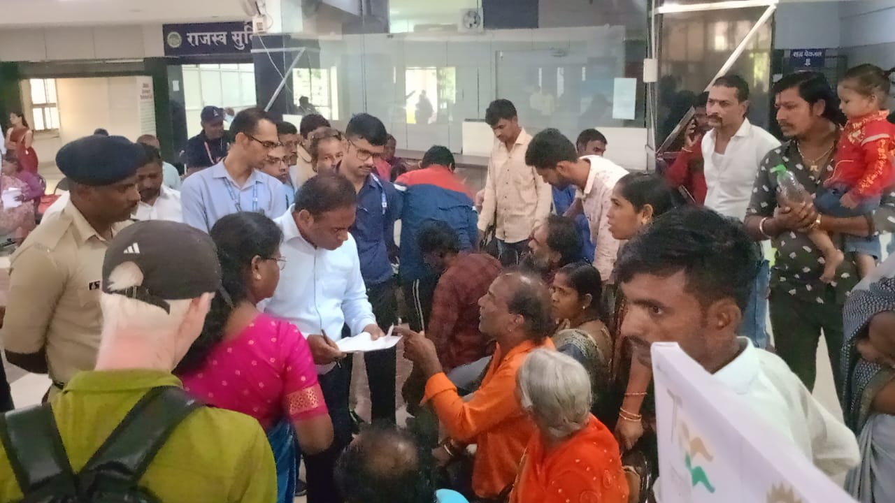 जनसुनवाई में कलेक्टर ने सिमरन सहित 44 दिव्यांगों को रेट्रोफिटिंग स्कूटी स्वीकृत की