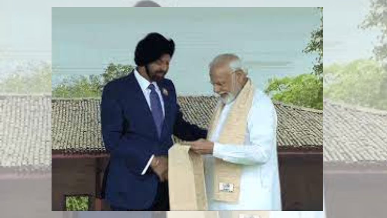 आज G20 समिट का दूसरा दिन : G20 के लीडर्स राष्ट्रपिता महात्मा गांधी को श्रद्धांजलि देने राजघाट पहुंचे, पीएम मोदी ने शॉल ओढ़ाकर किया रिसीव