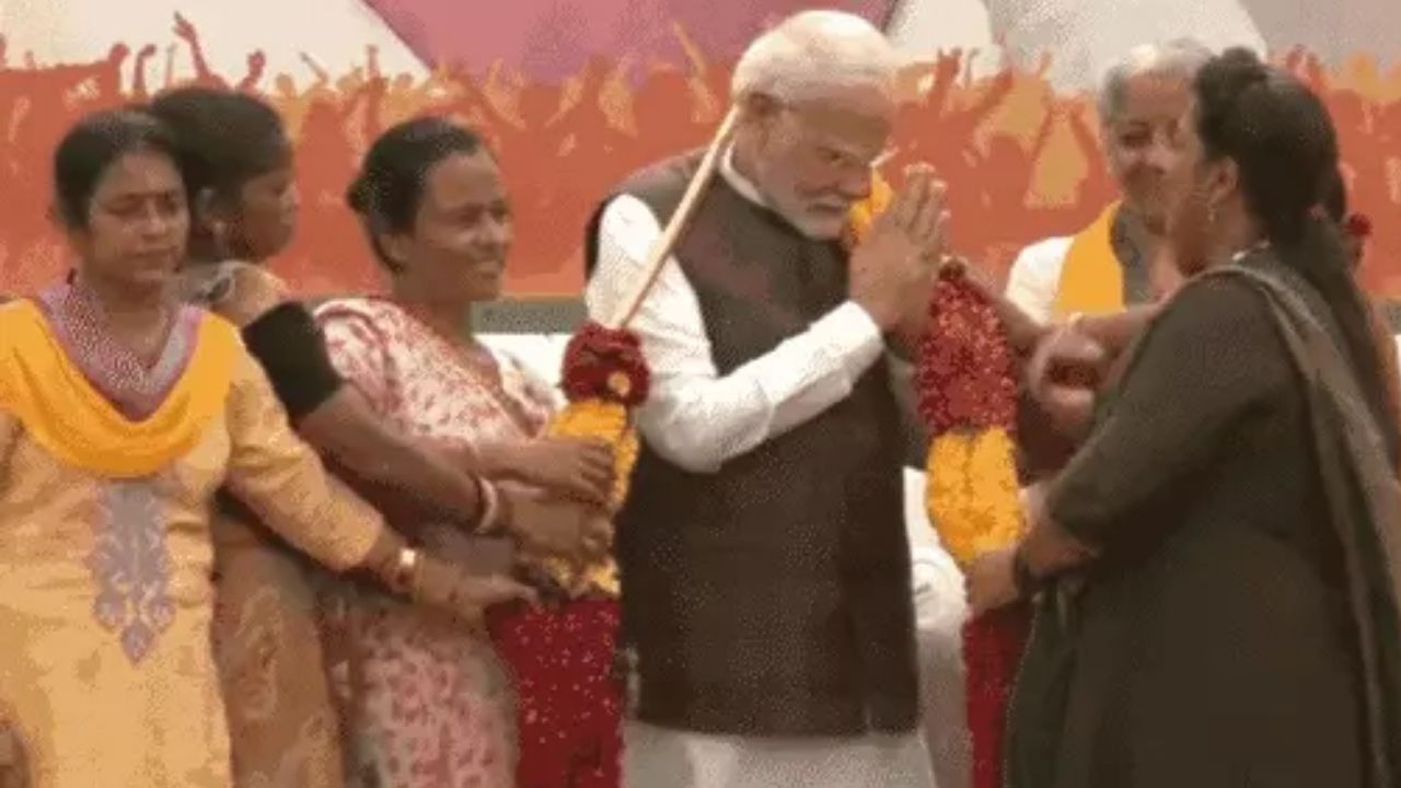 लोकसभा - राज्यसभा में महिला आरक्षण बिल पास, प्रधानमंत्री मोदी ने महिलाओं से लिया आशीर्वाद