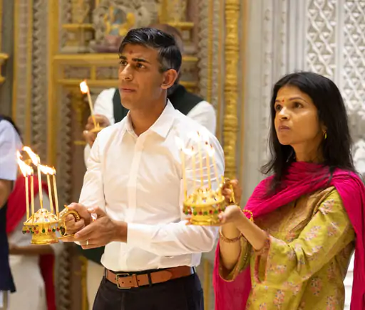ब्रिटेन के प्रधानमंत्री ऋषि सुनक पत्नी अक्षता मूर्ति संग दिल्ली के अक्षरधाम मंदिर पहुंचे