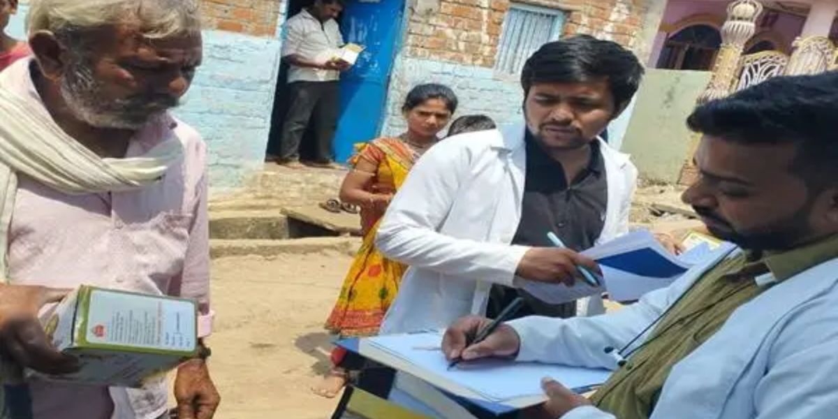 आयुष आपके द्वार योजना में मैदानी अमला घर-घर उपलब्ध करा रहा चिकित्सा सेवा