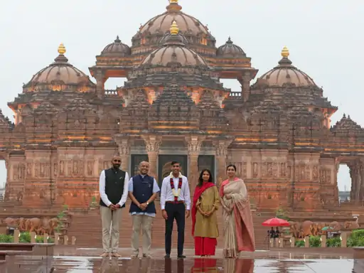 ब्रिटेन के प्रधानमंत्री ऋषि सुनक पत्नी अक्षता मूर्ति संग दिल्ली के अक्षरधाम मंदिर पहुंचे
