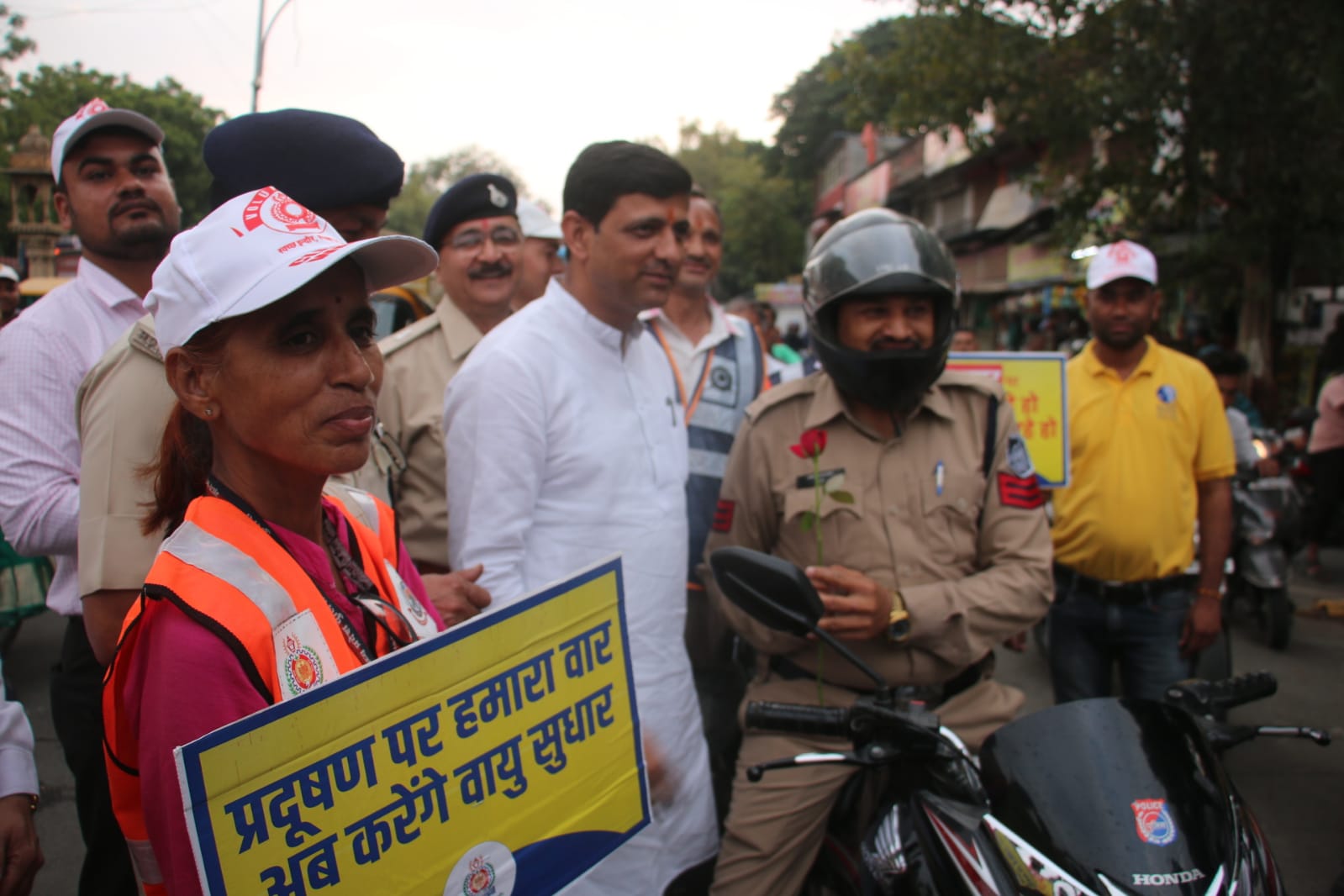 इंदौर के 5 स्थानों पर चलाया गया रेड लाईन ऑन इंजन ऑफ का अभियान