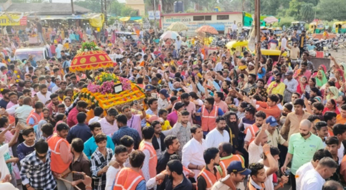 Ujjain News: शाही सजावट के साथ निकली भगवान कालभैरव की सवारी, मंदिर में विभिन्न फलों से हुई साज-सज्जा