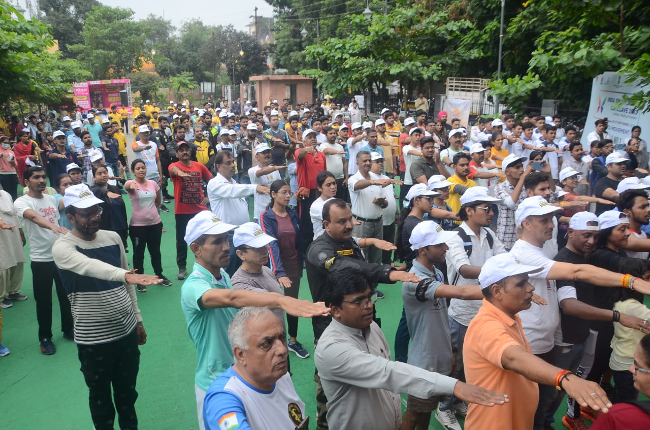 साइक्लोथान के माध्यम से किया नागरिकों को जागरूक, कलेक्टर ने दिलाई मतदान की शपथ