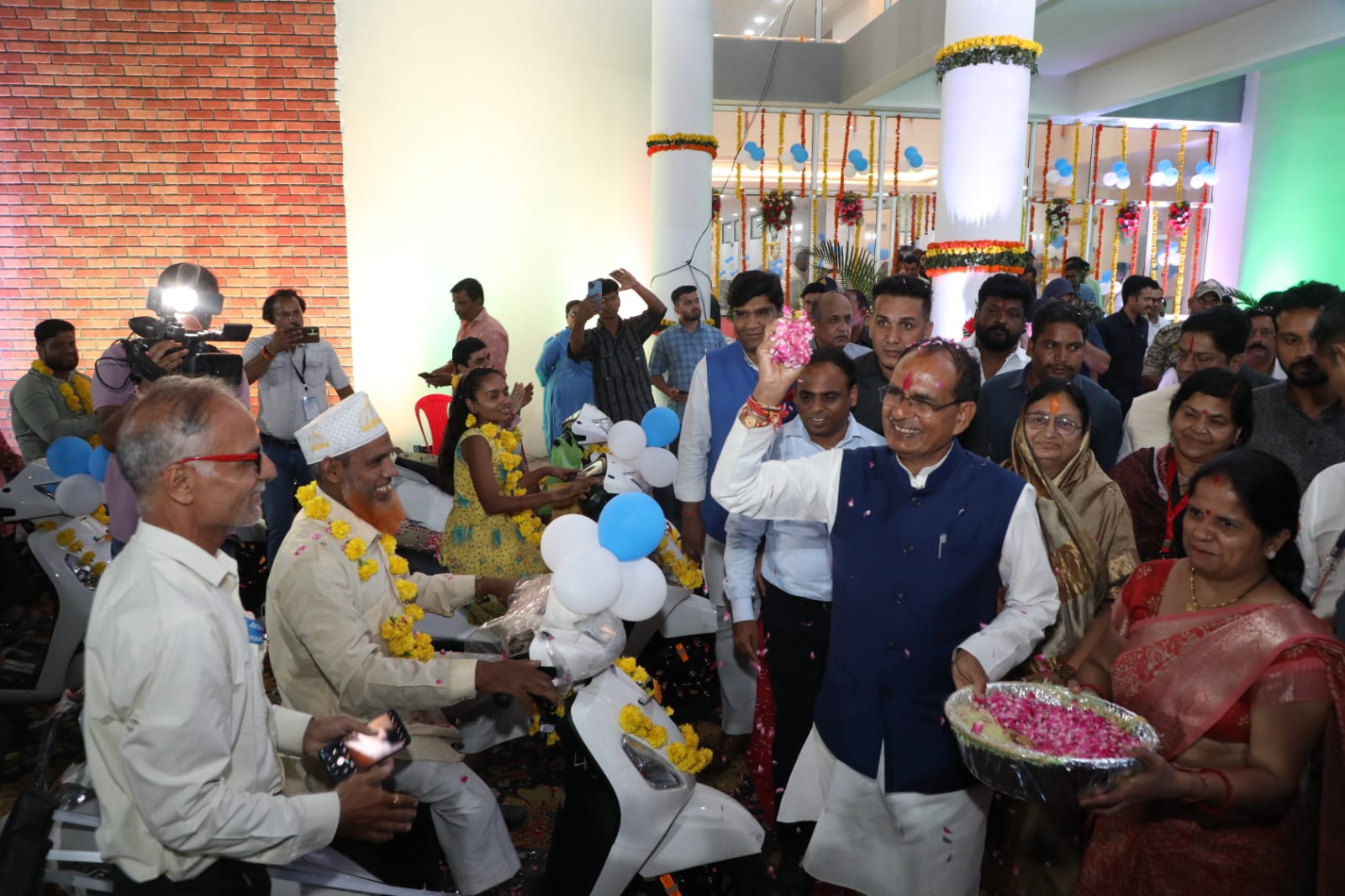 प्रदेश के सभी जरूरतमंद दिव्यांगों को दी जाएगी रेट्रोफिटिंग स्कूटी - CM शिवराज