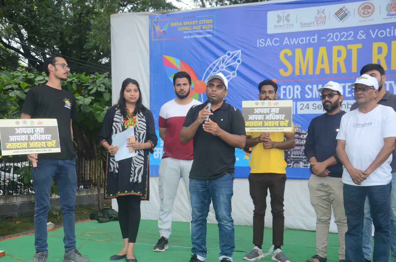 साइक्लोथान के माध्यम से किया नागरिकों को जागरूक, कलेक्टर ने दिलाई मतदान की शपथ
