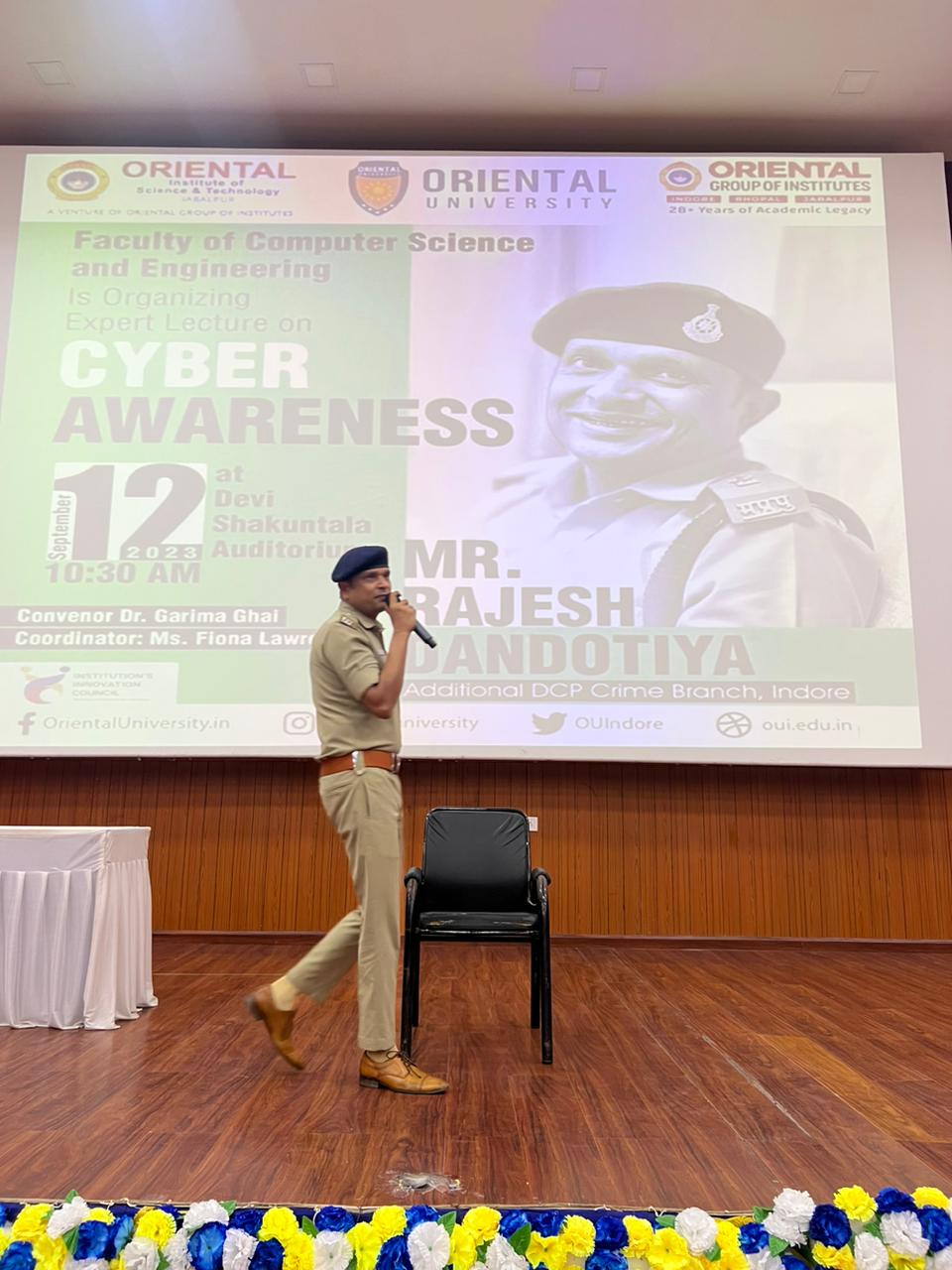 इंदौर के ओरिएंटल यूनिवर्सिटी और विनर्स इंस्टिट्यूट में लगी साइबर पुलिस की क्लास