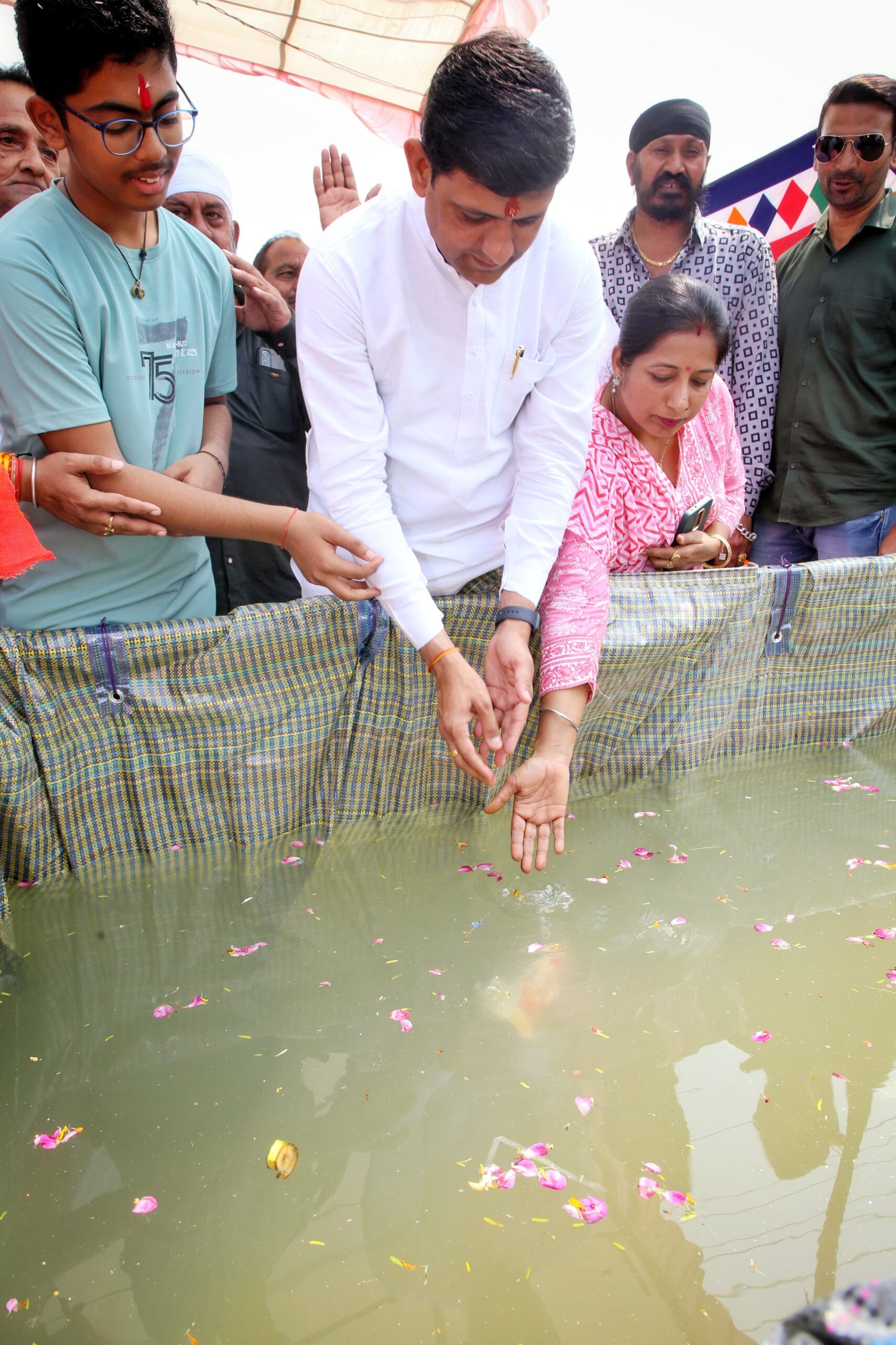 हायड्रोलिक प्लेटफार्म में प्रतिमाऐं रखकर कल सुबह किया जाएगा बप्पा का विजर्सन