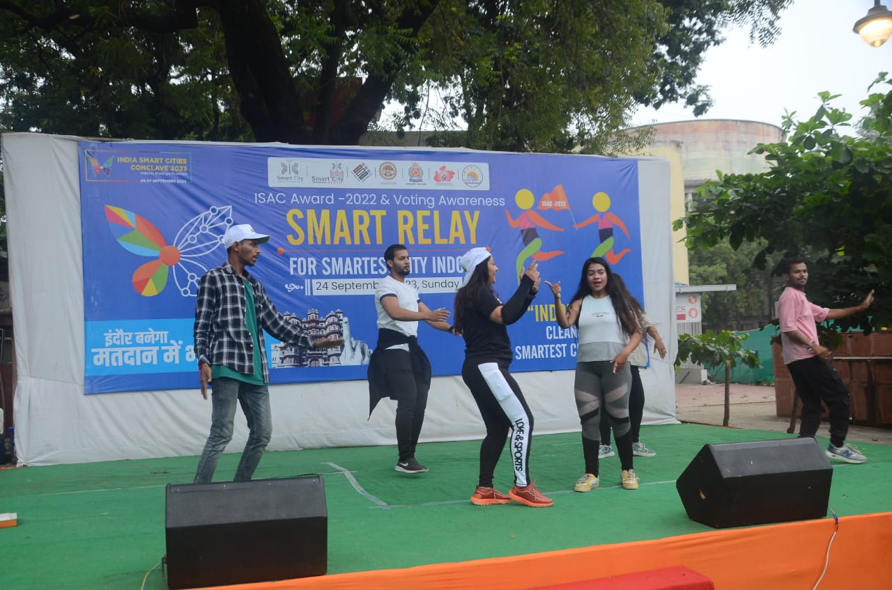 साइक्लोथान के माध्यम से किया नागरिकों को जागरूक, कलेक्टर ने दिलाई मतदान की शपथ