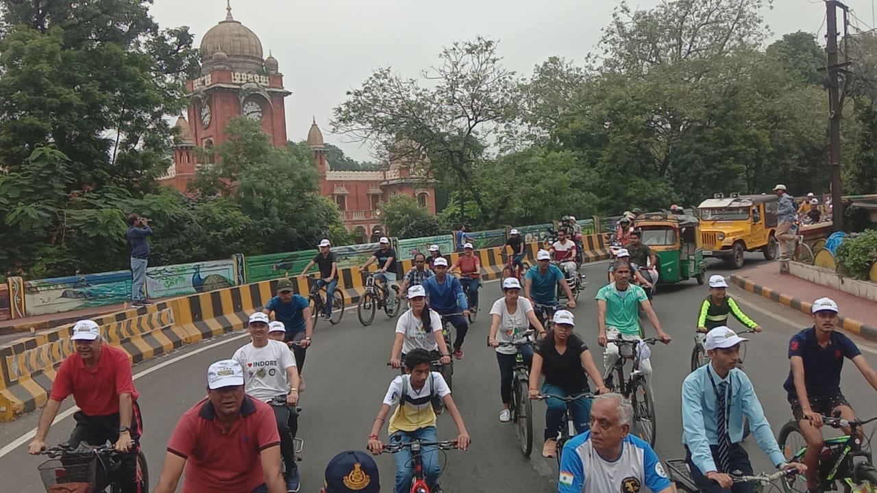 साइक्लोथान के माध्यम से किया नागरिकों को जागरूक, कलेक्टर ने दिलाई मतदान की शपथ