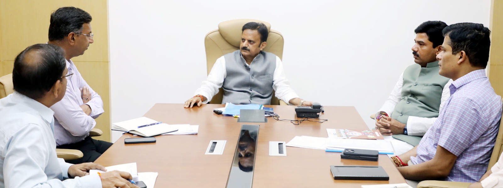 जनसंपर्क मंत्री ने की विभागीय गतिविधियों की समीक्षा, विभागीय अधिकारी रहे उपस्थित!