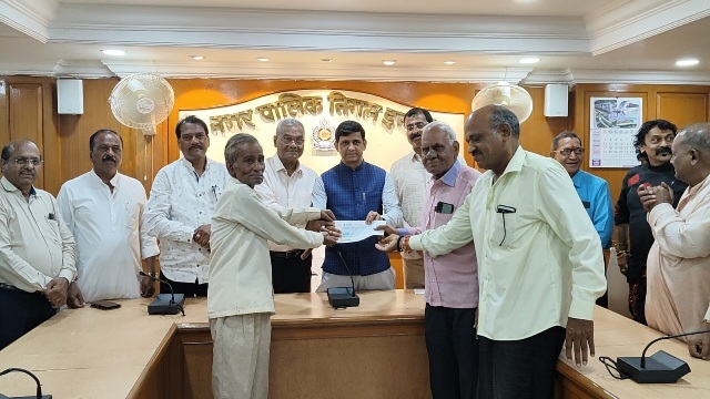 महापौर द्वारा मिलो को झांकी निर्माण हेतु 2-2 लाख रूपए की राशि का किया वितरण
