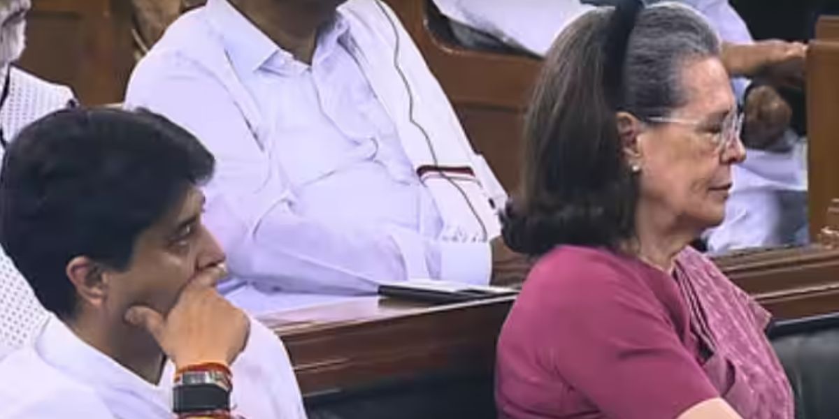 संसद में ज्योतिरादित्य सिंधिया ने की सोनिया गांधी से मुलाकात, सियासी हलचल हुई तेज