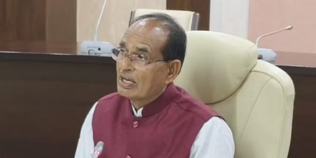 CM ने की मंत्रियों और अधिकारियों के साथ बैठक, कहा-आगामी विजन और मिशन पर समर्पण के साथ काम करना है