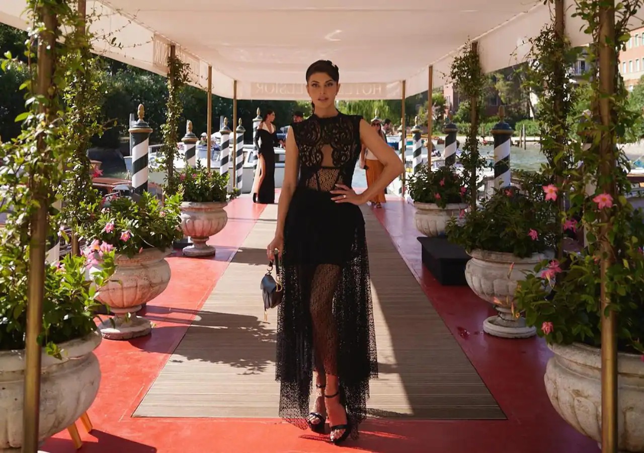 Jacqueline Fernandez ने गिराई हुस्न से बिजलियां, जालीदार ड्रेस में फ्लॉन्ट किया फिगर, तस्वीरें हुई वायरल