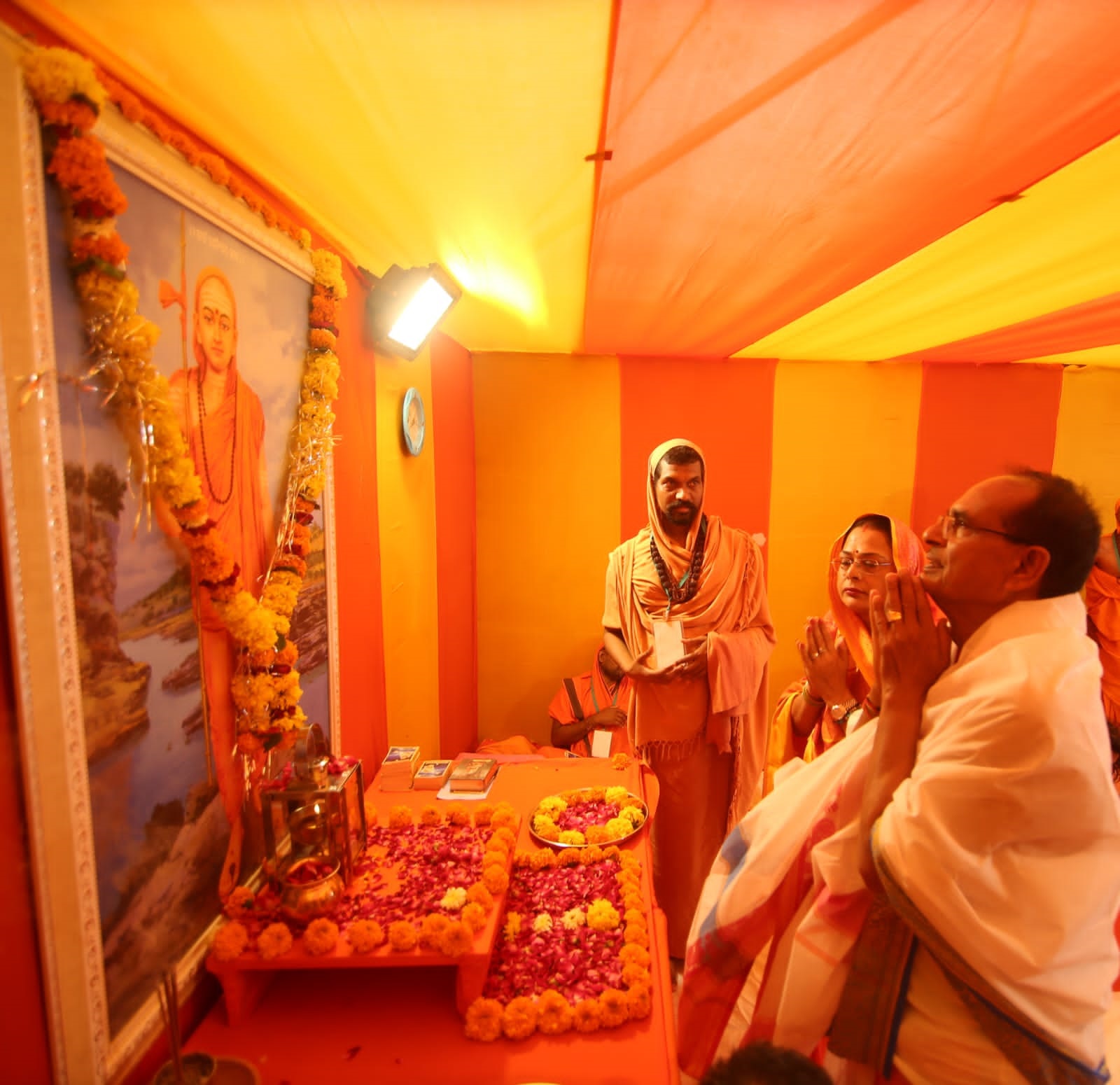 ओंकारेश्वर पहुंचे सीएम शिवराज, गुरु शंकराचार्य की मूर्ति के अनावरण के लिए हो रहे हवन में हुए शामिल