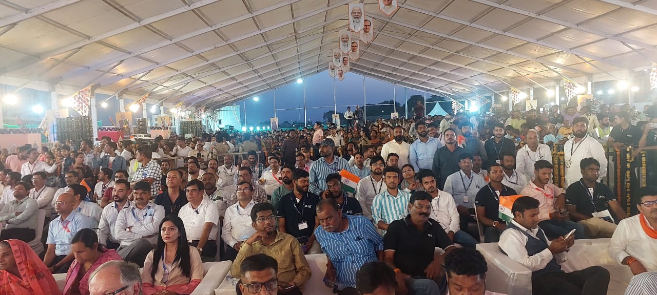 Indore Metro: इंदौर में CM शिवराज ने पूजन के बाद मेट्रो को दिखाई हरी झंडी