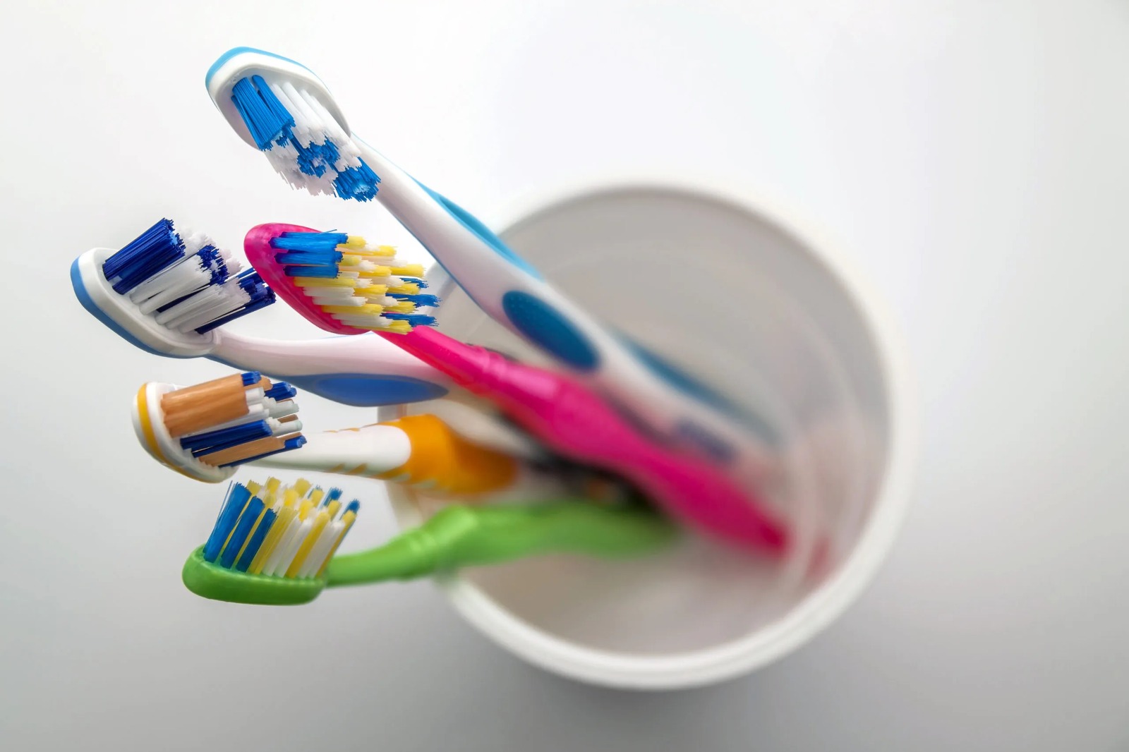 बाथरूम में एक साथ कभी नहीं रखना चाहिए Toothbrush, वजह जान आ जाएगी घिन - Ghamasan News