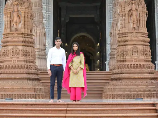 ब्रिटेन के प्रधानमंत्री ऋषि सुनक पत्नी अक्षता मूर्ति संग दिल्ली के अक्षरधाम मंदिर पहुंचे