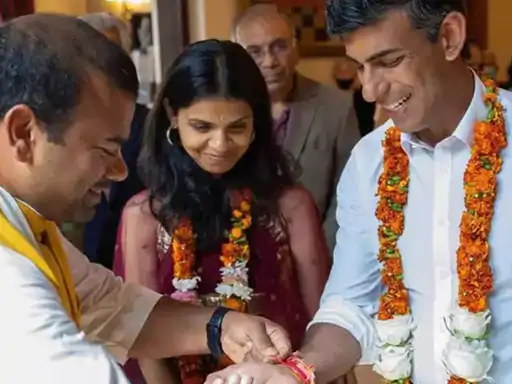 ब्रिटेन के प्रधानमंत्री ऋषि सुनक पत्नी अक्षता मूर्ति संग दिल्ली के अक्षरधाम मंदिर पहुंचे