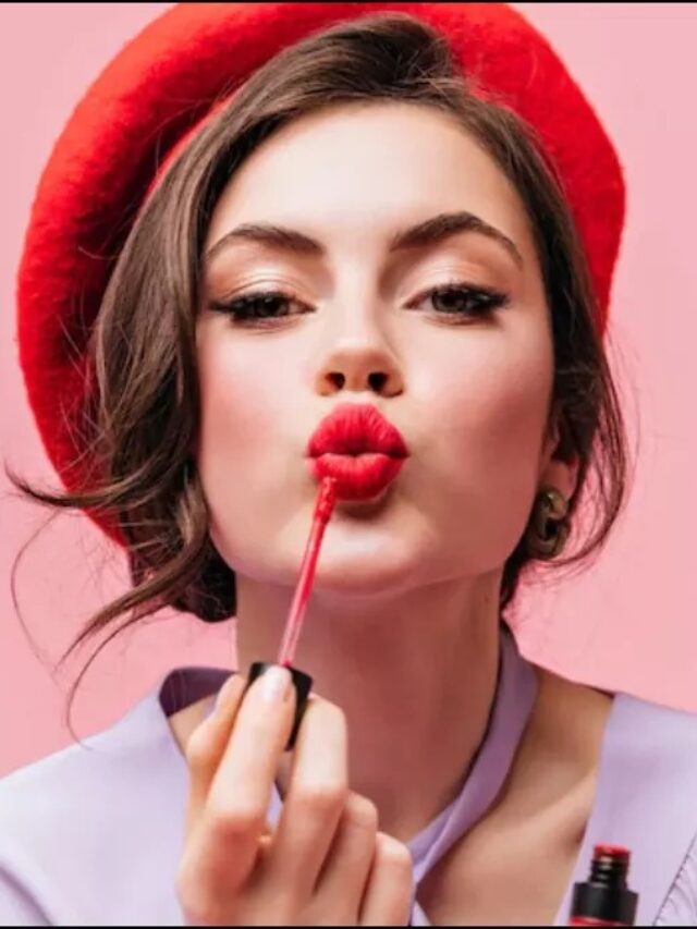 Lipsticks Side Effects: रोजाना लिपस्टिक लगाना पड़ सकता है महिलाओं को भारी, जानें इससे होने वाले नुकसान