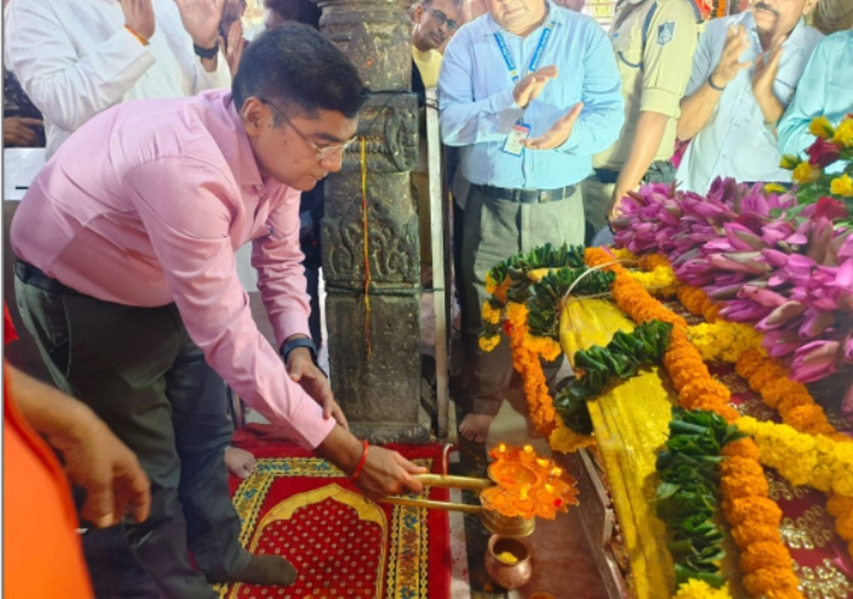 Ujjain News: शाही सजावट के साथ निकली भगवान कालभैरव की सवारी, मंदिर में विभिन्न फलों से हुई साज-सज्जा